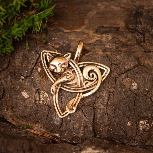 Wolf Head with Celtic Knot Pendant Bronze – image 1