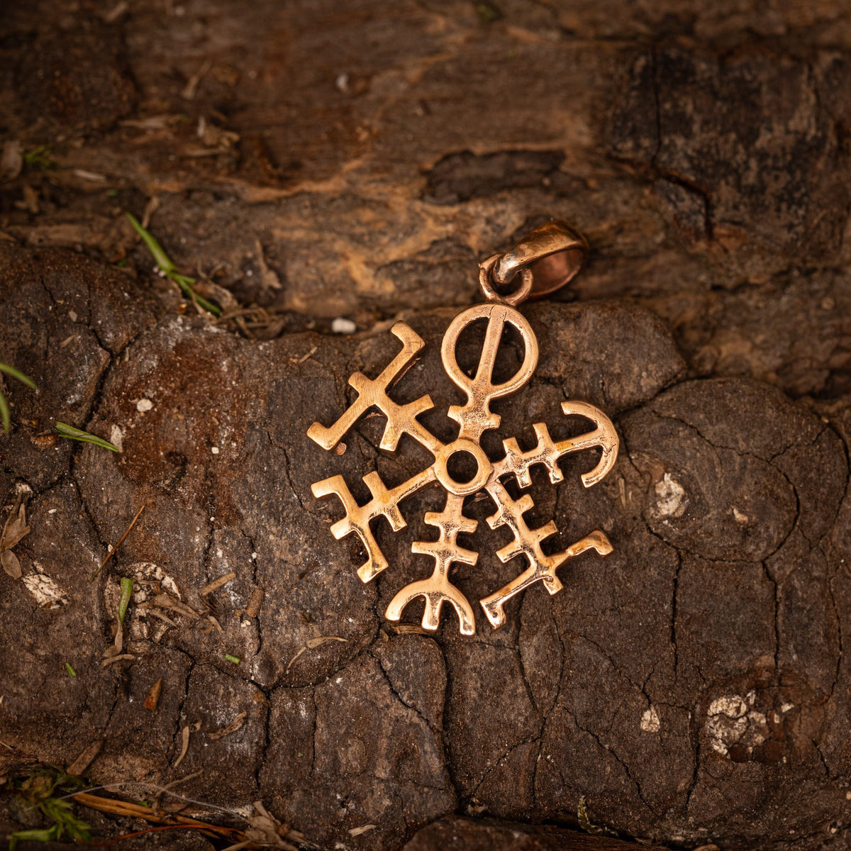 Guide Round Amulet Pendant Bronze – image 1