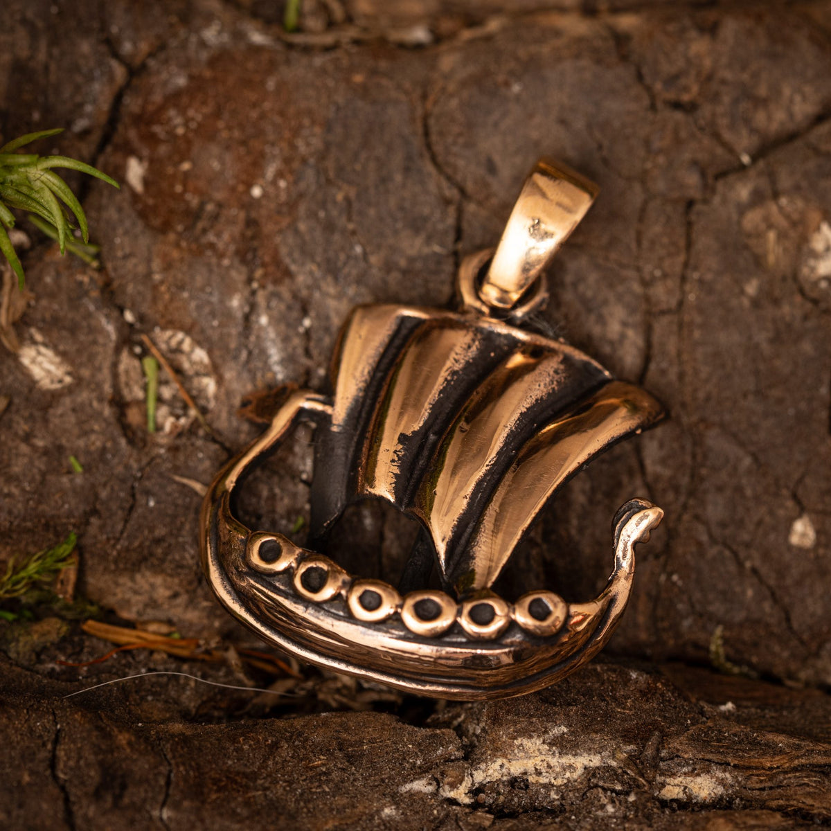 Viking ship Shield pendant Bronze – image 1