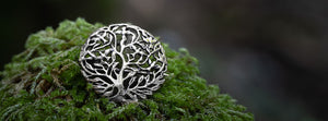 Brocher i sølv og bronze i vikingestil blandt andet med livets træ