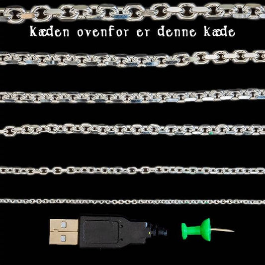 En sort baggrund viser seks forskellige sølvkæder arrangeret parallelt. I bunden medfølger et grønt fingerpind og et USB-stik til vægt. Dansk tekst øverst lyder "kæden ovenfor er denne kæde", der oversættes til "kæden ovenfor er denne kæde." En af kæderne er identificeret som Halskæde Ankerkæde 925s Sølv 7mm.