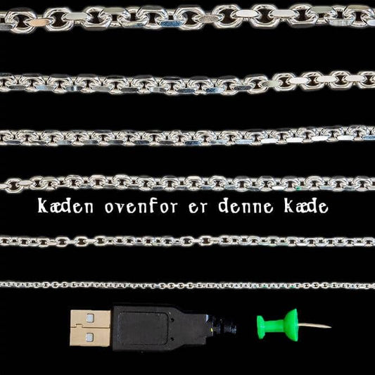 Forskellige sølvkæder af forskellige ledstile og tykkelser vises vandret på en sort baggrund. Under kæderne er der en grøn pushpin og et USB-stik til størrelsessammenligning. Dansk tekst i midten lyder: "Kæden ovenfor er denne kæde." Fremhævet er en Halskæde Ankerkæde 925s Sølv 4,5mm.