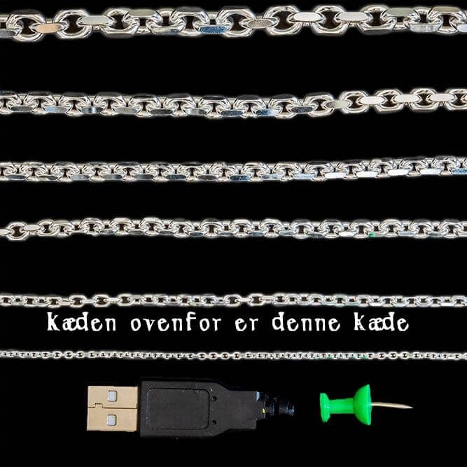 Seks forskellige sølvkæder vises vandret med teksten "kæden ovenfor er denne kæde" placeret mellem to af dem. Under kæderne giver et USB-stik og en grøn trykstift størrelsessammenhæng. Baggrunden er sort og viser disse vikingesmykker, som har Halskæde Ankerkæde 925s Sølv 3mm design.