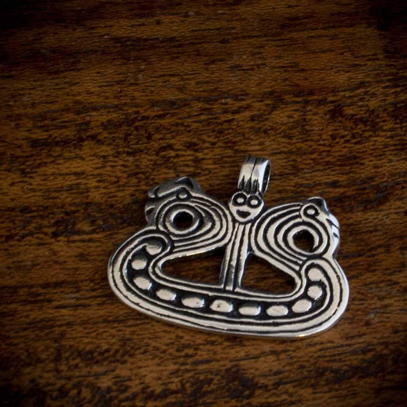 Flot vikingesmykke, som forstiller en lille vikingebåd. Meget autentisk halskæde vedhæng! perfekt hvis man elsker vikingetiden!